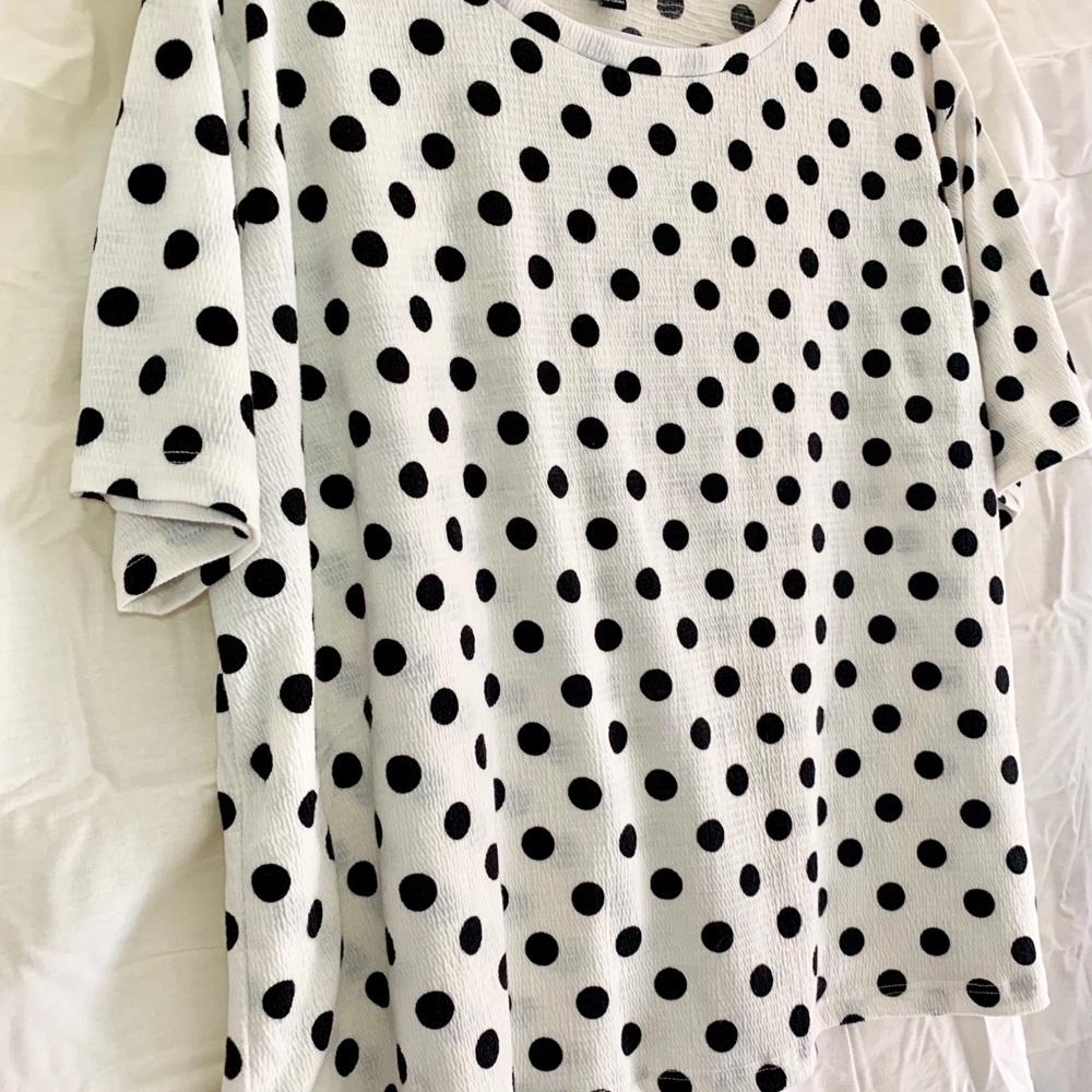 HOST PICK✨Polka Dot Textured Tee